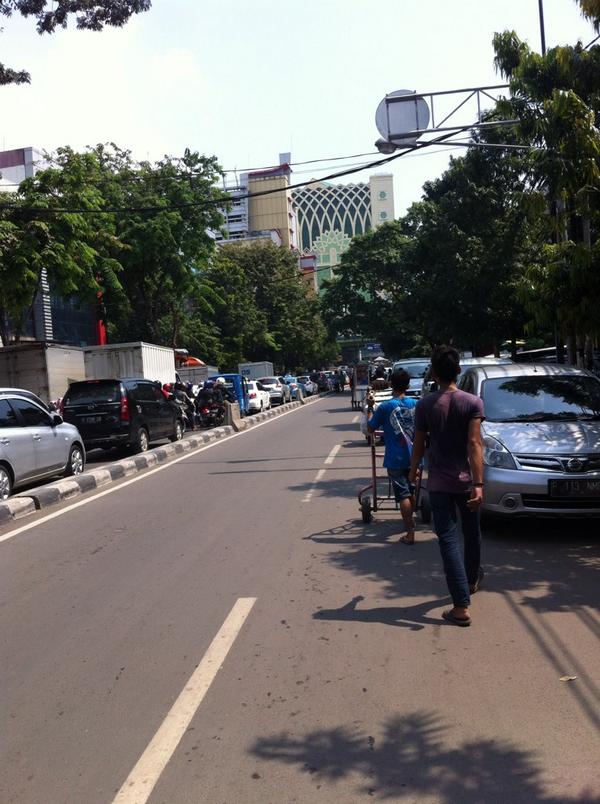 TMC Polda Metro Jaya (@tmcpoldametro) on Twitter photo 12:42 Imbas membludaknya Pengunjung Pasar Tanah Abang, Wahid Hasyim arah ke Tanah Abang lalin padat. <a href="/sandgogh/">sandry vangogh</a> 12:42 Imbas membludaknya Pengunjung Pasar Tanah Abang, Wahid Hasyim arah ke Tanah Abang lalin padat. <a href="/sandgogh/">sandry vangogh</a>