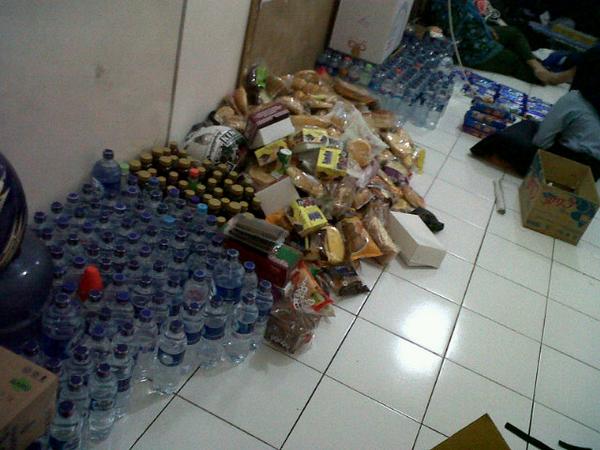 "<a href="/fauzanwel/">Fauzan Wahyu Andika</a>: Persiapan pembungkusan ta'jil untuk dibagikan besok rabu ! #lossmkn2sby "