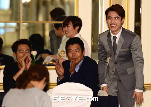 Bsj79gICIAId8Ey.jpg:large