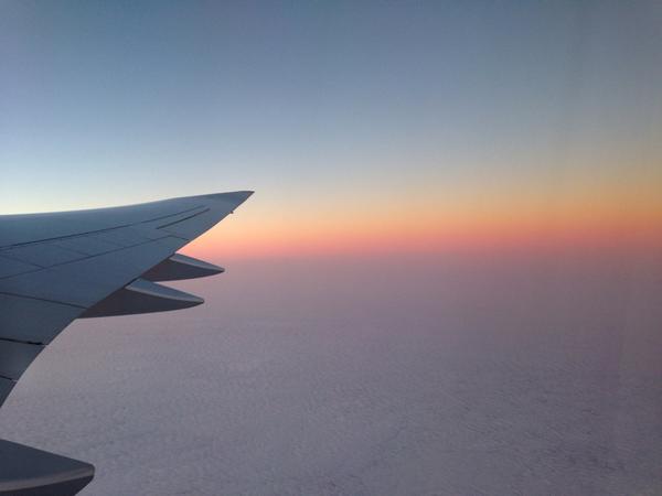 DFB_Team's tweet photo. Die Sonne geht auf, noch ca. 2.5 Stunden bis nach Berlin! Wir können es kaum erwarten! #fanhansa #siegerflieger http://t.co/VgoDT34FUL