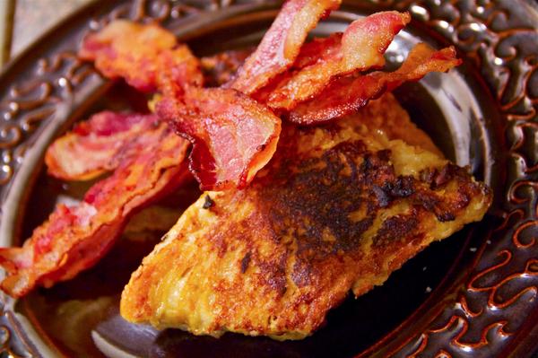 MySisterCanCook's tweet photo. Dinner#5 Breakfast for Dinner. A salty-sweet combo of traditional French Toast, (no cinnamon) and Bacon #FrenchToast http://t.co/Sq47VKaJqj