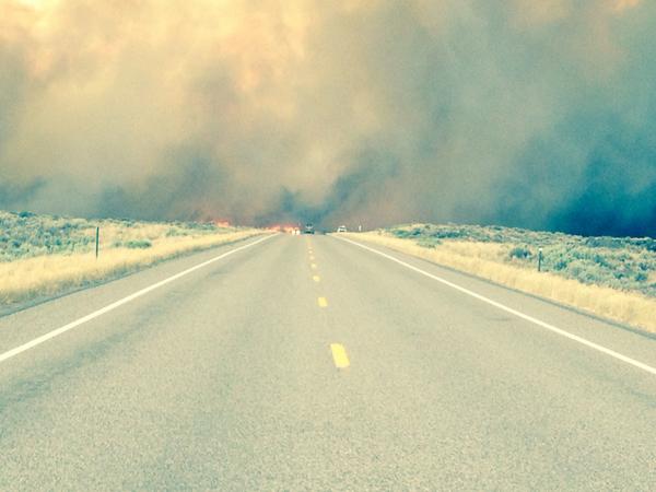 BLMIdahoFire's tweet photo. #TwinFallsDistrict #PreacherFire is now 1,000 acres. Fire is being pushed by the wind. http://t.co/UH5zs4csgl