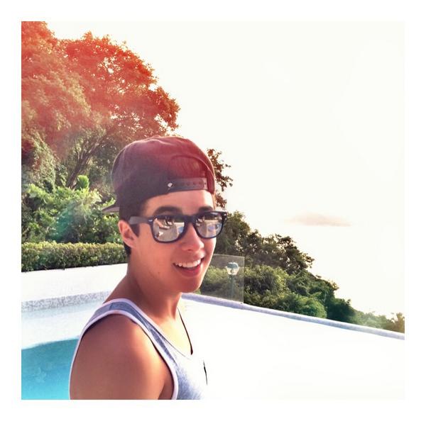mariobautista_'s tweet photo. Solo faltas tu. ❤️🌴☀️🍹🏊 http://t.co/4vmOPYXOg4