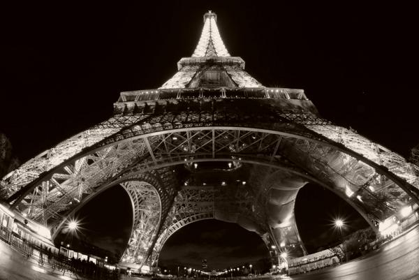 aventurografo's tweet photo. Beautiful #Eiffel (#Paris #France) Taken with a #Nikon D7000 Find more #photography at http://t.co/nh5KeDay7Q #art http://t.co/5yMSjNfZ0s