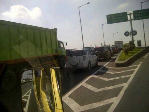 RT <a href="/adhy_sebastiano/">Adhy sebastiano</a>: 09.31 Kondisi lalin Keluar tol priuk menuju pelabuhan padat merayap.  TMC Polda Metro Jaya...
