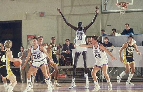 Jogador de basquete mais alto do mundo, de 2,33m, jogará na