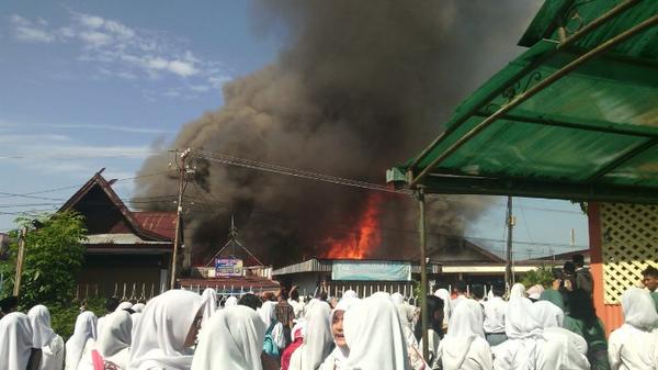 10.01 [Kebakaran] <a href="/Raudhia_tzzhr/">odhi</a>: Telah terjadi kebakaran di samping SMK N 3