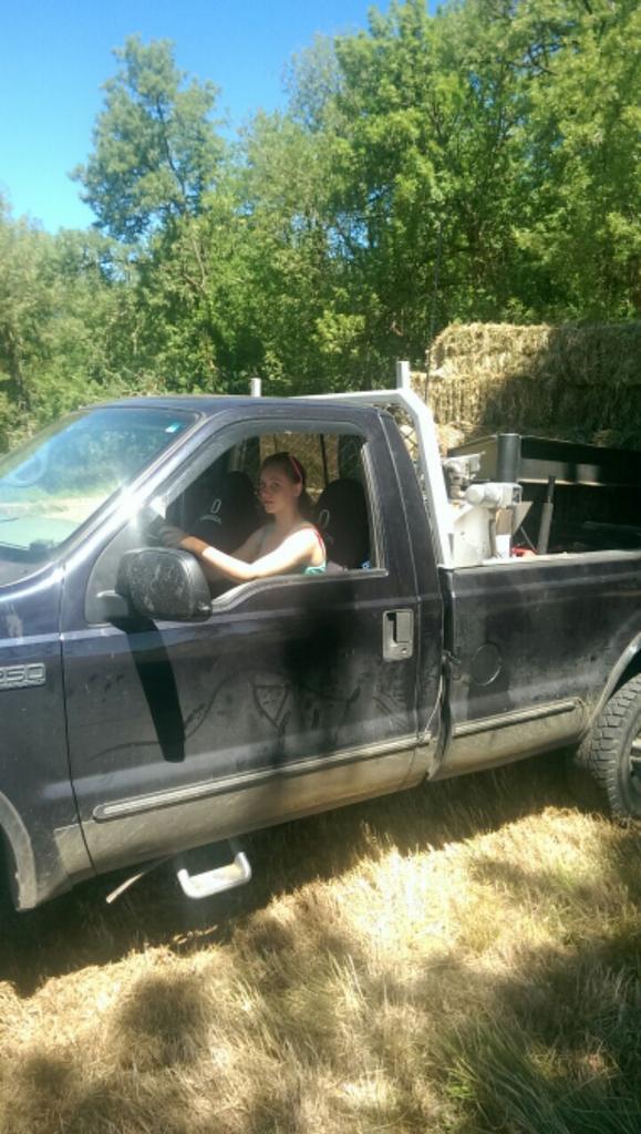 Christina_luv14's tweet image. Drove a truck with a hay trailer #firsttimedriving 😁😄🚙🐴