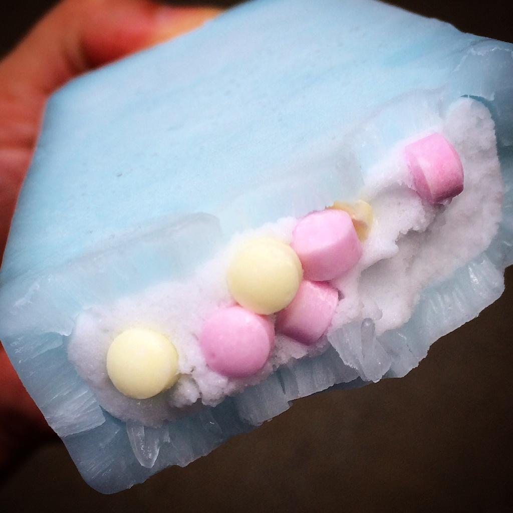 アイスマン福留 Twitterren サンクスで購入した森永製菓の カラフルラムネバー ひとくちかじったらラムネ菓子がぎっしりでびっくり Http T Co Qofutdsmkf