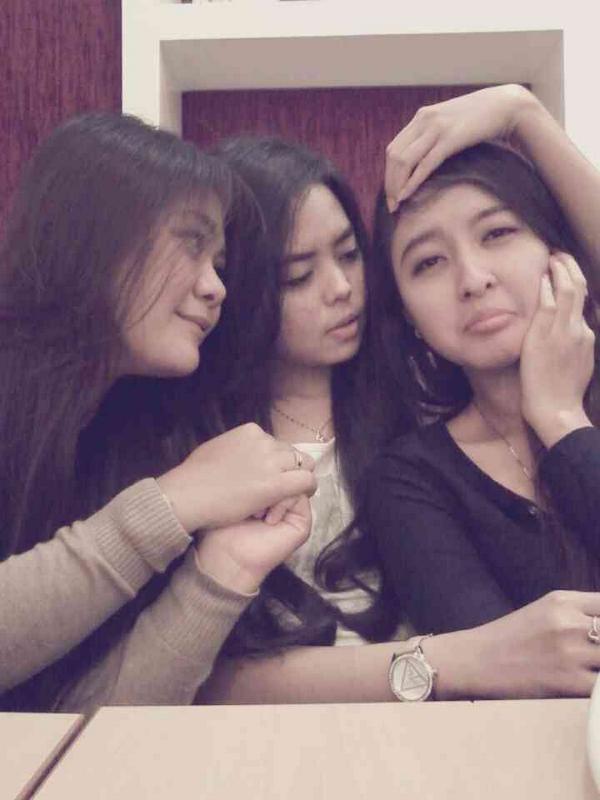 merlynMerlian's tweet photo. Miss you @LisnaAriestyka @desyeccy http://t.co/dCFgG9TXMj