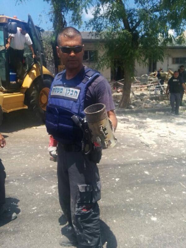 MickyRosenfeld's tweet photo. Police bomb disposal experts remove Grad rocket from scene in the city of Ashdod http://t.co/1KfKkX5sZJ