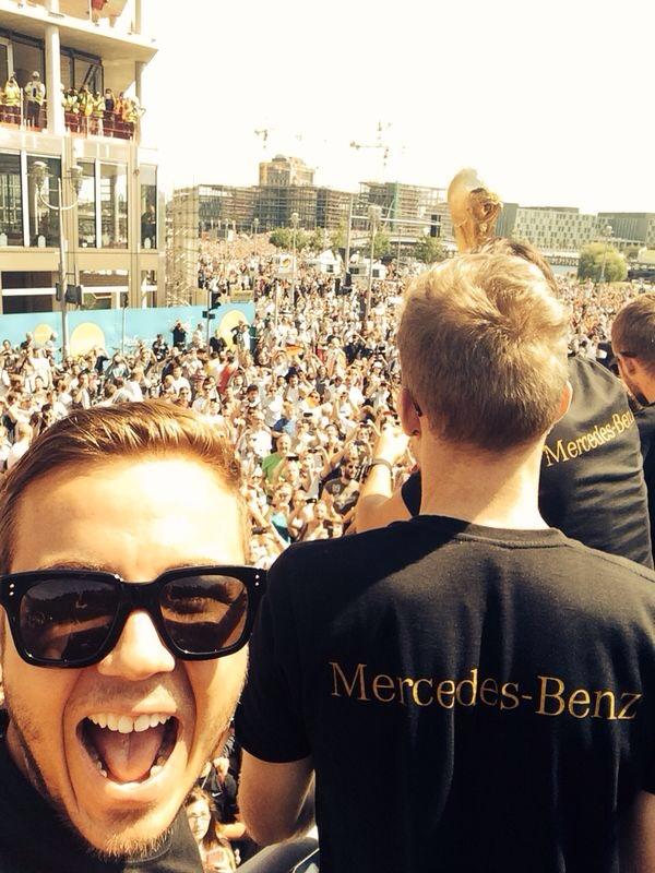 Wow was hier los ist! Wahnsinn!
AMAZING! #Weltmeister #PartOfGoetze