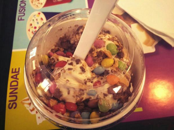 louiskaram's tweet photo. #smarties #kitkat #burgerking @HasnaMakary http://t.co/xel2TRseOn