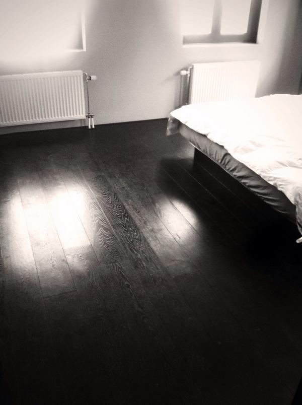 bram_suiker's tweet image. Een zwarte of een witte houten vloer in de slaapkamer, wat is mooier? #interieur