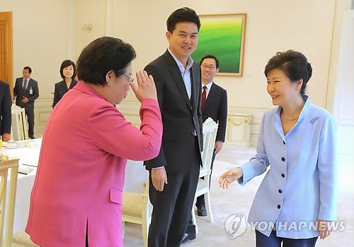 hilkh2's tweet photo. "@zarodream: 독립군의 딸이 일본군의 딸에게 거수경례하는 모습이라...

김좌진 장군의 후손이 맞는지 의심스럽다. http://t.co/JMzJLyOfRT"이아줌마 뭐한것있낭‥?
