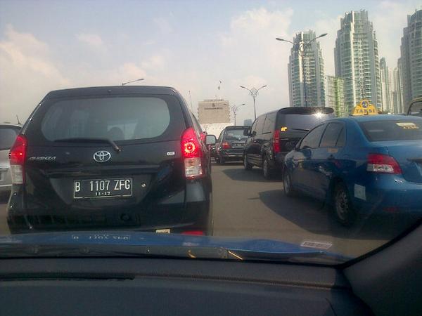 14.02 Kondisi lalu lintas Jl HR Rasuna Said menuju Mampang padat mulai depan KPK.  via <a href="/tohagaluh/">tohagaluh3</a> TMC Polda Metro...