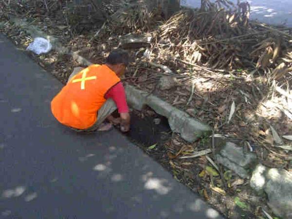 RT @PoskoDPUDKI: Satgas sdng membersihkn tali air di jl.Niaga hijau raya (kasie dpu kec.kebayoran lama).  TMC...