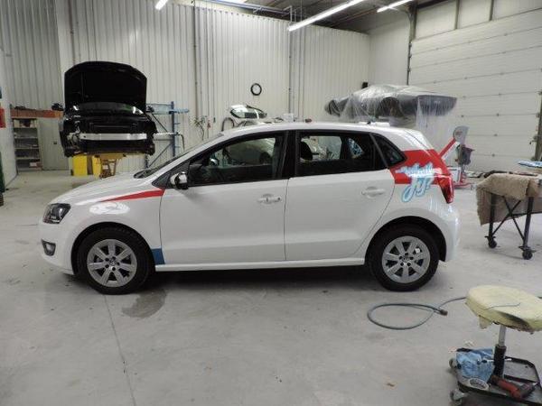 Morgen kan de auto weer afgeleverd worden. De schade is hersteld. Over twee weken gaan de stickers erop.