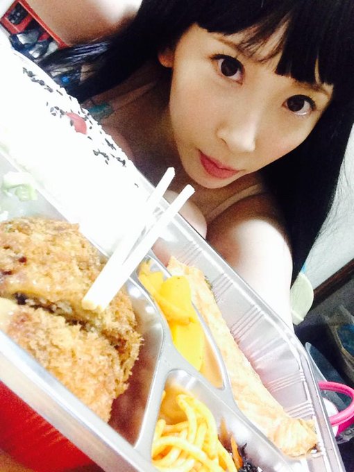 ごはん食べたぁ♡ 今日もいつもと違う雰囲気で撮影♡  どこがちがうでしょーか？？ http://t.co/h1CJ8WENDU