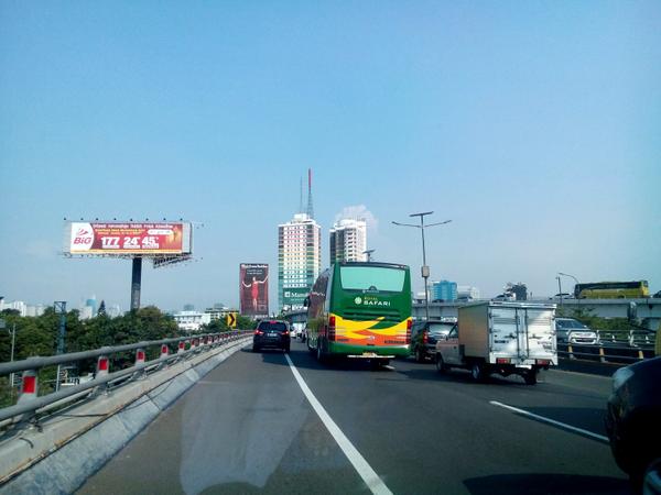 RT <a href="/mr_zaq/">Marullah Zakhi</a>: 15.06 Kondisi lalu lintas Tol Tomang menuju Cawang padat.  TMC Polda Metro Jaya (<a href="/TMCPoldaMetro/">TMC Polda Metro Jaya</a>)...