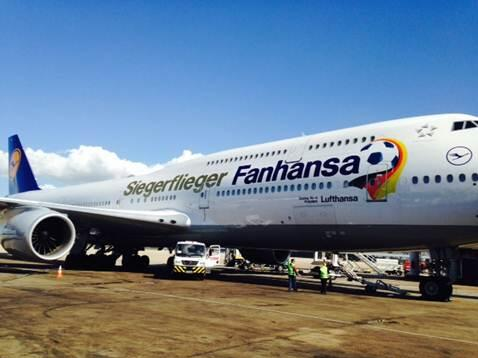 Lufthansa_DE's tweet photo. Anflug auf Berlin über die Fanmeile: #LH2014  ist bereit zur Landung mit dem @DFB-Team! #Fanhansa http://t.co/exuux50lL3