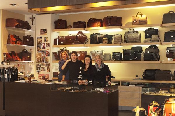 ModaBorse's tweet photo. 30 anni di esperienza nella vendita di borse d'alta moda. E oggi vi mostriamo la faccia ;) #modaborse http://t.co/SluzLLsNlY