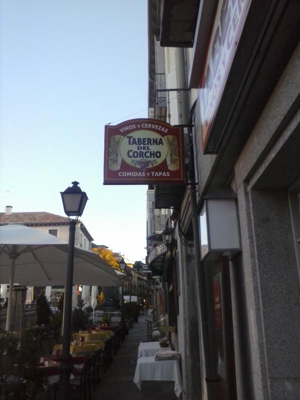 Olvidamos publicarlo en su momento. Estamos orgullosos de la banderola estilo antiguo para la Taberna del Corcho.