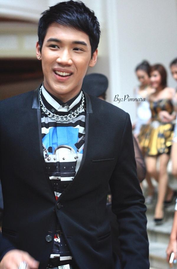 รูปเบลอๆ เพราะแกงส้มเดินเร็วมาก555 @ งานเปิดตัวช่องOne