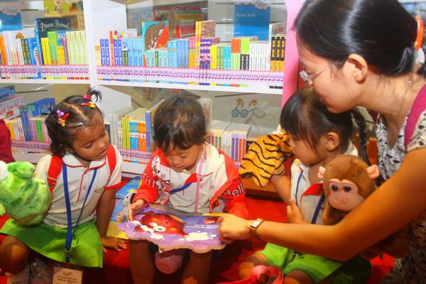 telltp's tweet image. Books fit for our children? Tune in this Wed, 8pm, as we discuss the #NLB controversy. #telltp