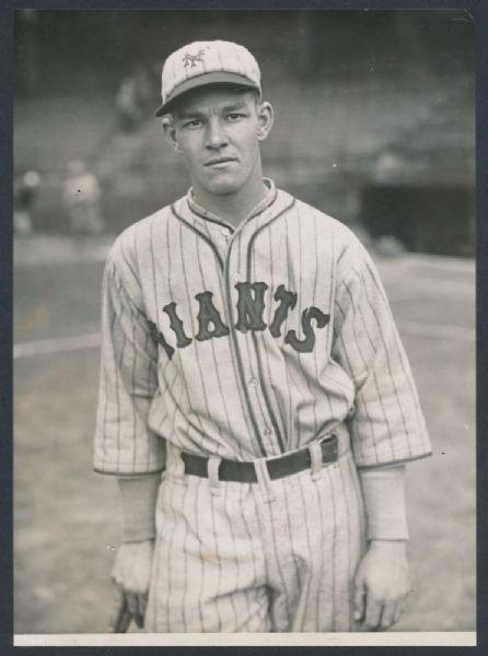 RMYAuctions's tweet photo. Less than 10 hours to get initial bids in for our July Auction, like this 1927 Mel Ott RT http://t.co/hTOFkP2LtW http://t.co/KuoowwD2Dh