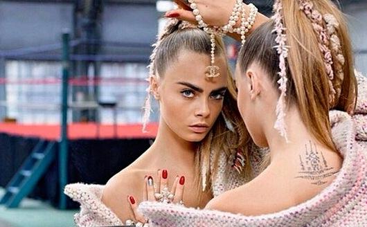 CosmopolitanUK's tweet image. Cara Delevingne throws a VERY stylish right hook in the boxing ring for Chanel on.cosmo.uk.com/U73UIa