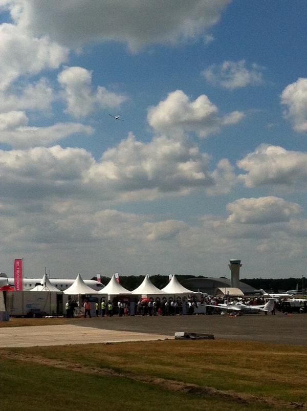 This afternoon's airshow is underway <a href="/FIAFarnborough/">Farnborough Airshow</a> #FIA2014