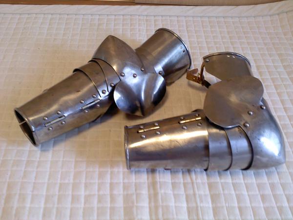 バケツヘッド 9月模擬甲冑戦闘会休止中 Sur Twitter 腕鎧その一 ヴァンブレイス コーター リアブレイスが一体化したお馴染の腕鎧です ルイスムーア工房の物で耐久性抜群です Http T Co 67jrwjov2l