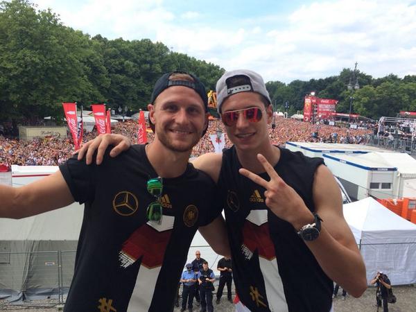 Foto de Benedikt Höwedes  e seu(sua) amigo(a) Julian Draxler