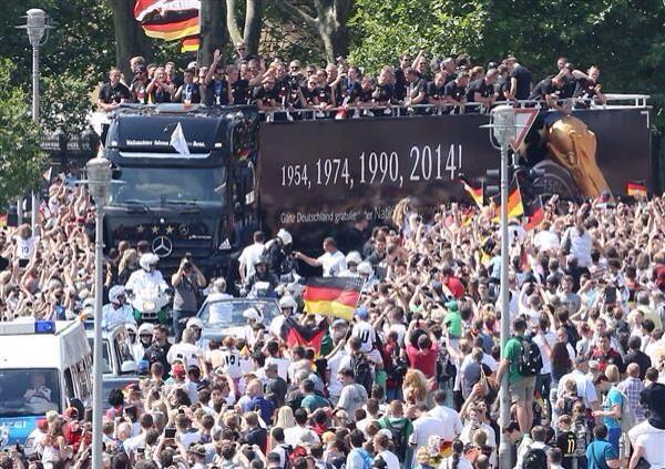 FootballFunnys's tweet photo. Berlin right now http://t.co/Ft0v6iDwks