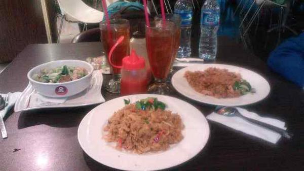 qiaraAR's tweet photo. "@NikenMldy: Bukber with qiaraAR &amp; @iisafr at @plazaatrium http://t.co/gkX20ZMdAw"