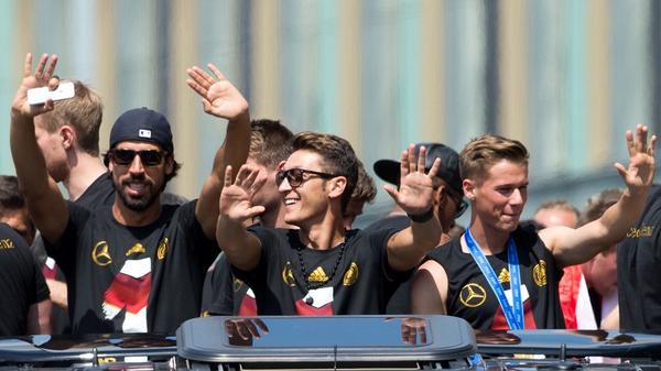FIFAWorldCup's tweet photo. #WorldCup winners @DFB_Team_EN land in Berlin to a sea of fans welcoming home the Trophy - http://t.co/bnLWd55qlF http://t.co/JxHpUI43yb