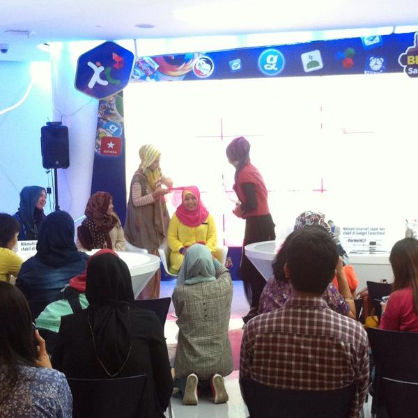 myXL's tweet photo. Habis buka puasa semangat lagi dong? Yuk kita make-over hijab bareng @HijUp! #XLChat #BerkahBanget http://t.co/ibtxsP0gIa