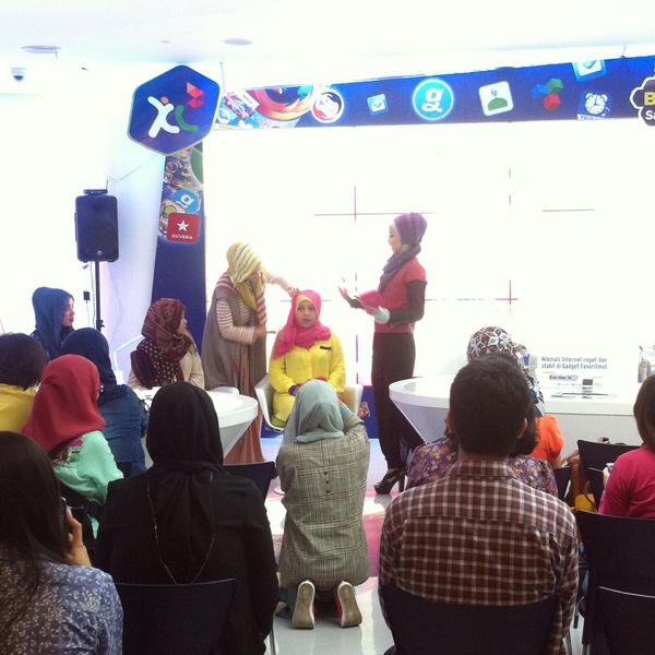myXL's tweet photo. Habis buka puasa semangat lagi dong? Yuk kita make-over hijab bareng @HijUp! #XLChat #BerkahBanget http://t.co/ibtxsP0gIa