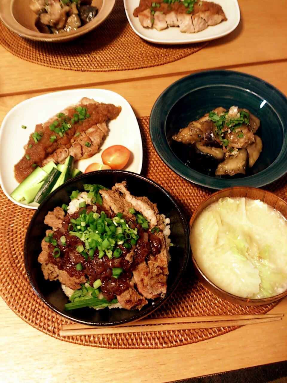 ট ইট র 食戟のソーマ 公式 再現 できてます ソーマレシピ作って頂けて光栄です Ishikororin 今夜はごちそうだった O 手前の黒いどんぶりのは 食戟のソーマのシャリアピンステーキ丼を再現してみまし