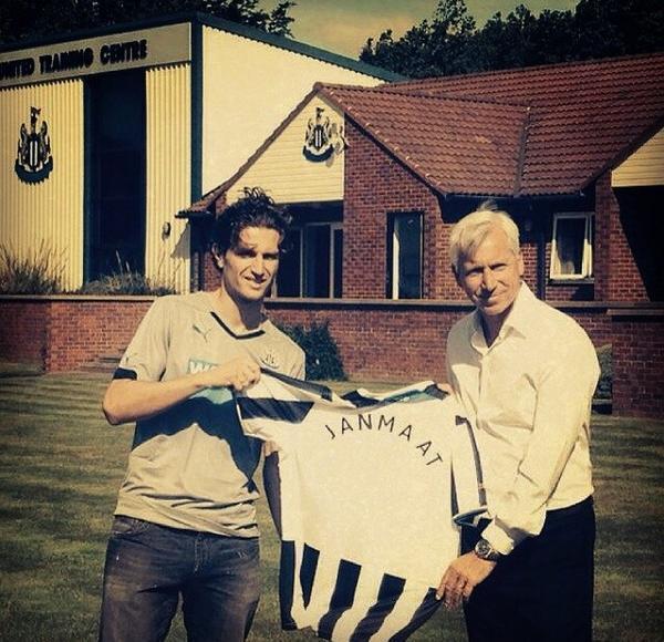 Daryl Janmaat is officieel van Newcastle United! De rechtsback tekent voor 6 jaar en kost zo'n 7,5 miljoen euro.