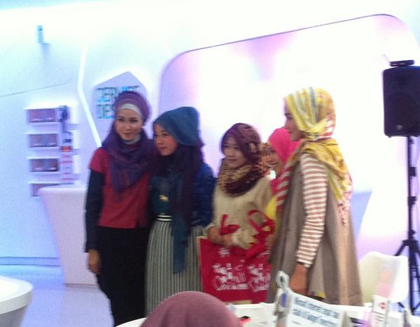 myXL's tweet photo. Yeay makin cantik deh abis di make-over hijab sama kakak-kakak @HijUp! #XLChat #BerkahBanget http://t.co/oSqgCjQ90e