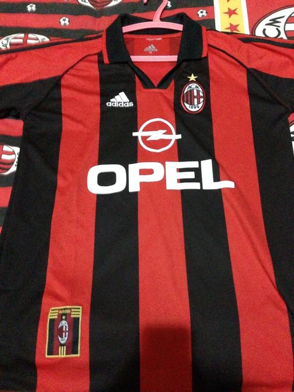 fadilippofadil's tweet photo. Milan Home 98/99 udh mendarat di depok. Grazie Ragazzi @jerseyclubNwc_ http://t.co/6iFiCeHLZQ