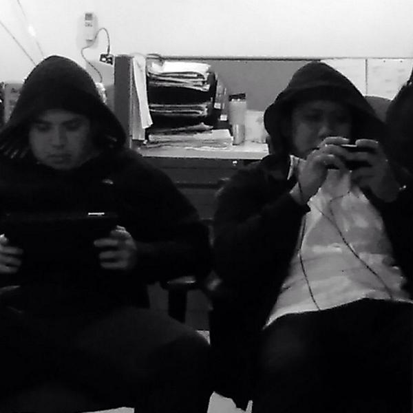 DeathlessMAG's tweet image. Who says u cant play at the office? #magicmic&amp;amp;tiborskid