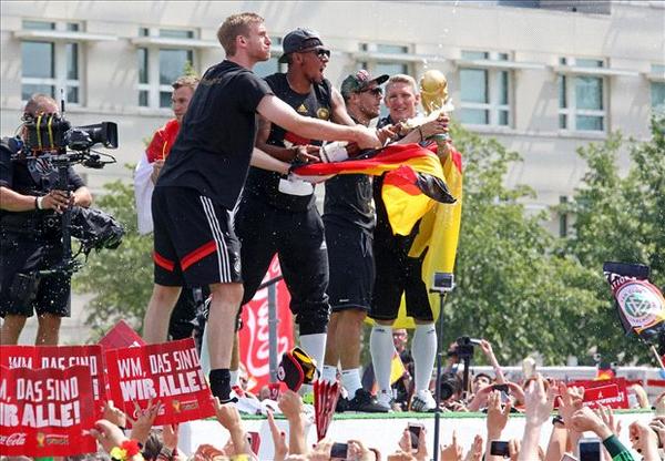 GOAL_ID's tweet photo. GALERI FOTO: Parade Kemenangan Jerman Di Berlin - http://t.co/3FQUBWLLOG | Mobile: http://t.co/0B2aKhrq7O http://t.co/9DjfaP5hdo