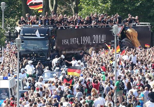 GOAL_ID's tweet photo. GALERI FOTO: Parade Kemenangan Jerman Di Berlin - http://t.co/3FQUBWLLOG | Mobile: http://t.co/0B2aKhrq7O http://t.co/9DjfaP5hdo