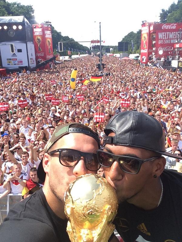 Keine Typen? ;) Ein Empfang für Champions !!!!! Danke Berlin ! #weltmeister #poldi #aha #berlin #champions #bro #JB17