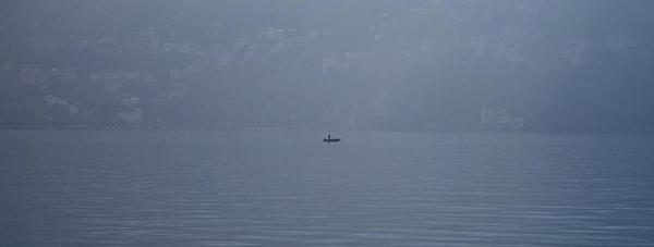 lonelytraveller's tweet photo. @lonelyplanet_it prima mattina sul lago di Como tra la nebbia ho pensato #cisonosoloio poi è spuntata una barchetta http://t.co/ckp38iL29O