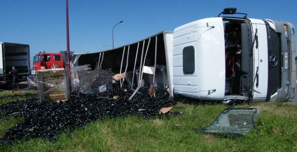 St-Sulpice-de-Faleyrens: un camion renversé, 18000 bouteilles de st-émilion grand cru au fossé bit.ly/W6Tbiw