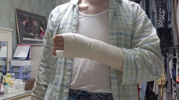 jungyiwon's tweet photo. splint because of calcification of pisiform bone ㅠㅠ http://t.co/mxVwUhsr3r